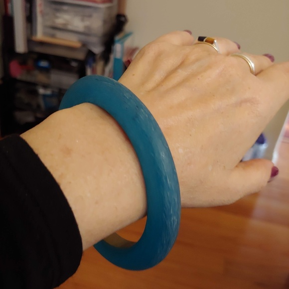 Really Cool Vintage Peacock Blue Lucite Bracelet - Picture 1 of 4